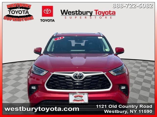Used 2023 Toyota Highlander XLE AWD/4WD image 3