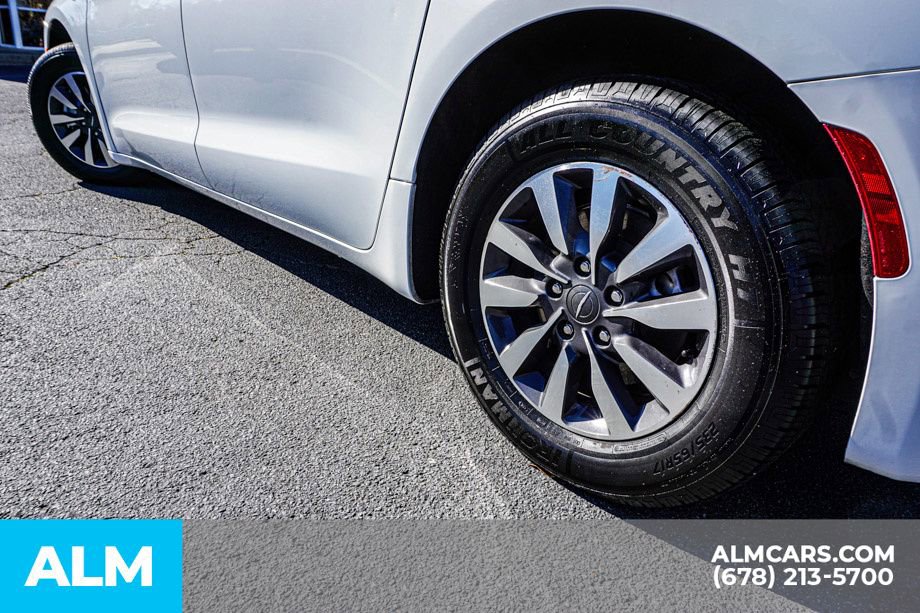 Used 2023 Chrysler Pacifica Touring-L image 16