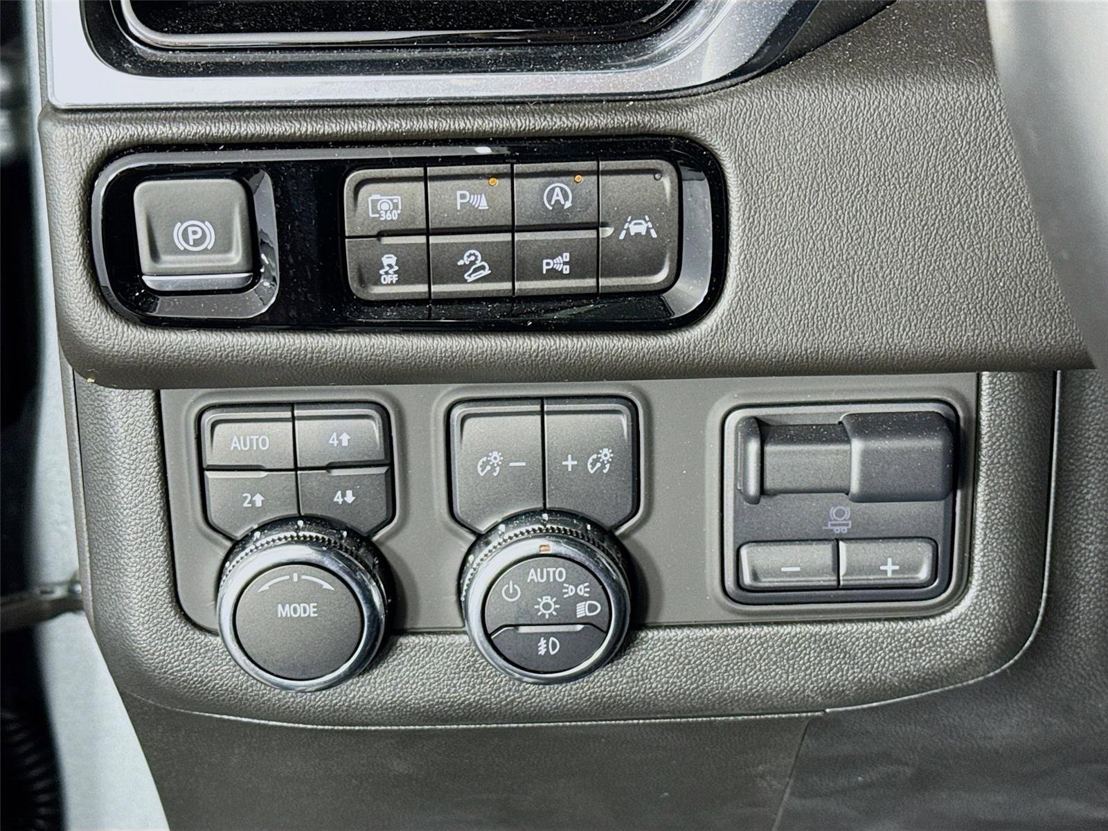 Used 2025 GMC Yukon Elevation AWD/4WD image 10