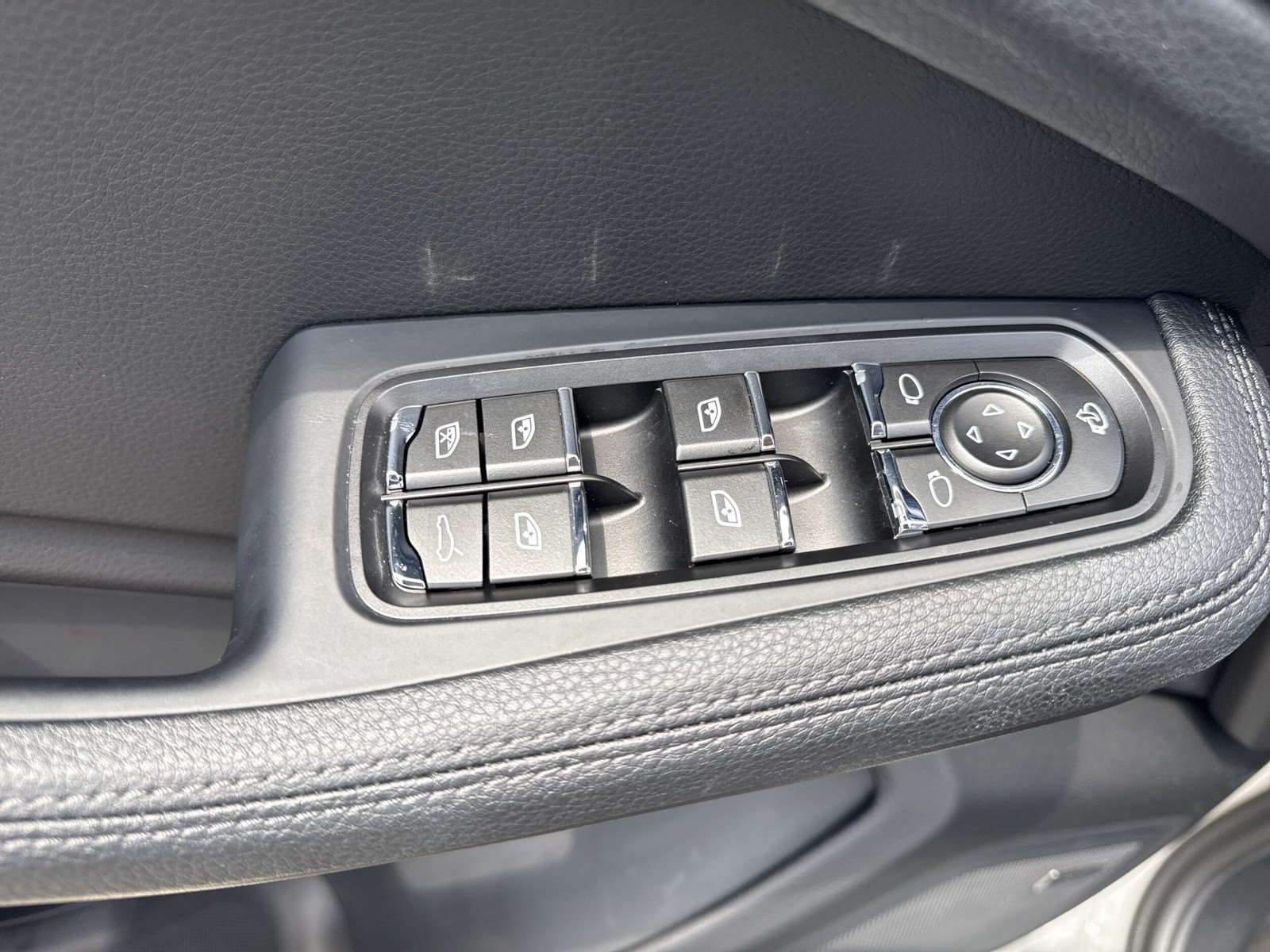 Used 2026 Porsche Macan AWD/4WD image 23