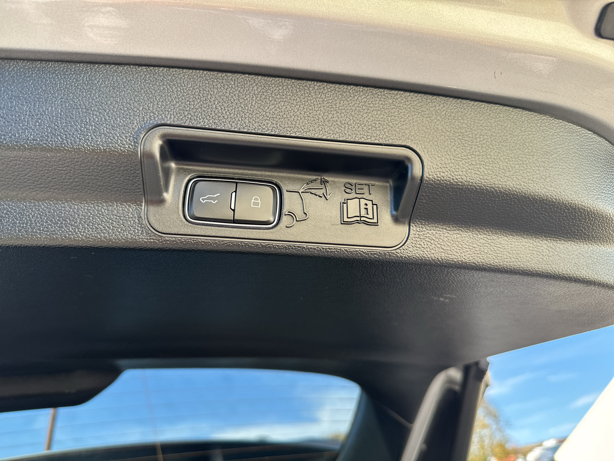 Used 2023 Ford Explorer XLT w/ Equipment Group 202A RWD image 19