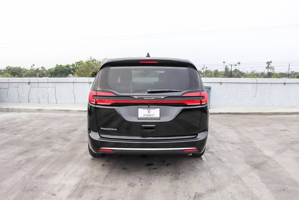 New 2027 Chrysler Pacifica Select FWD image 8