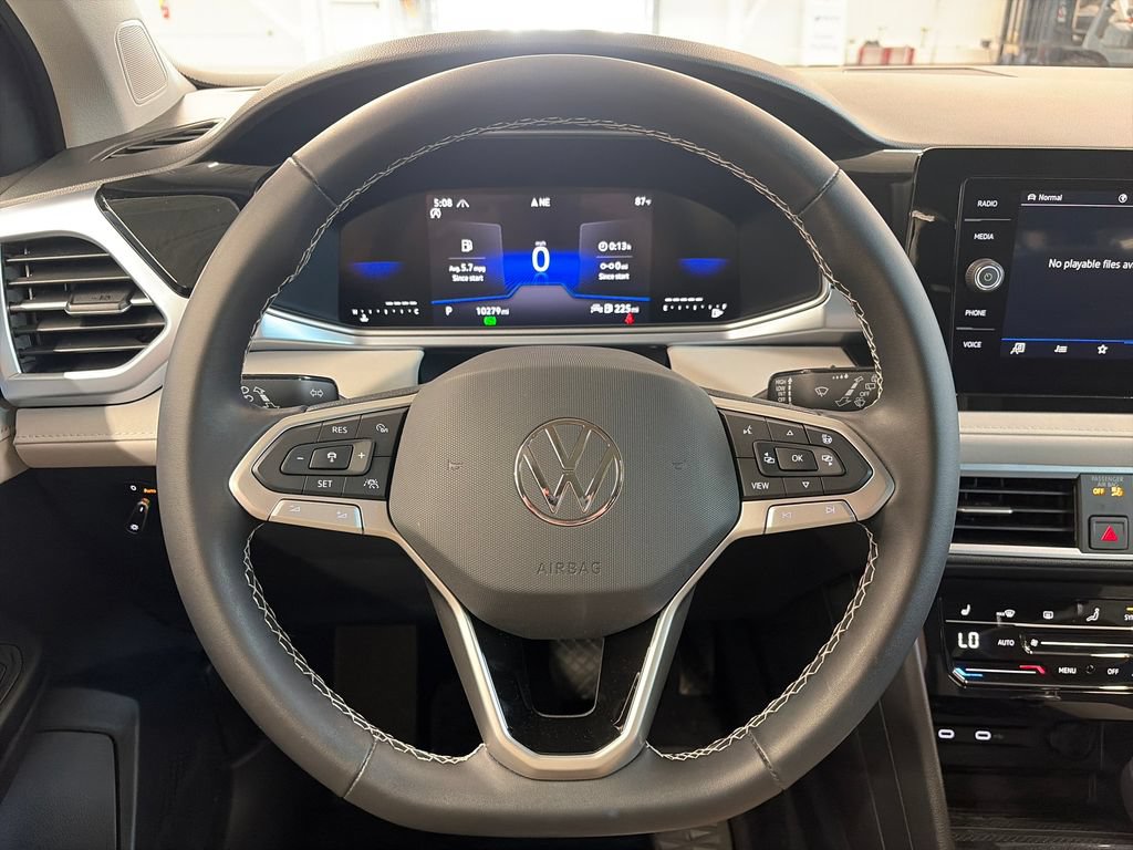 Used 2025 Volkswagen Taos SE w/ Panoramic Sunroof Package AWD/4WD image 17