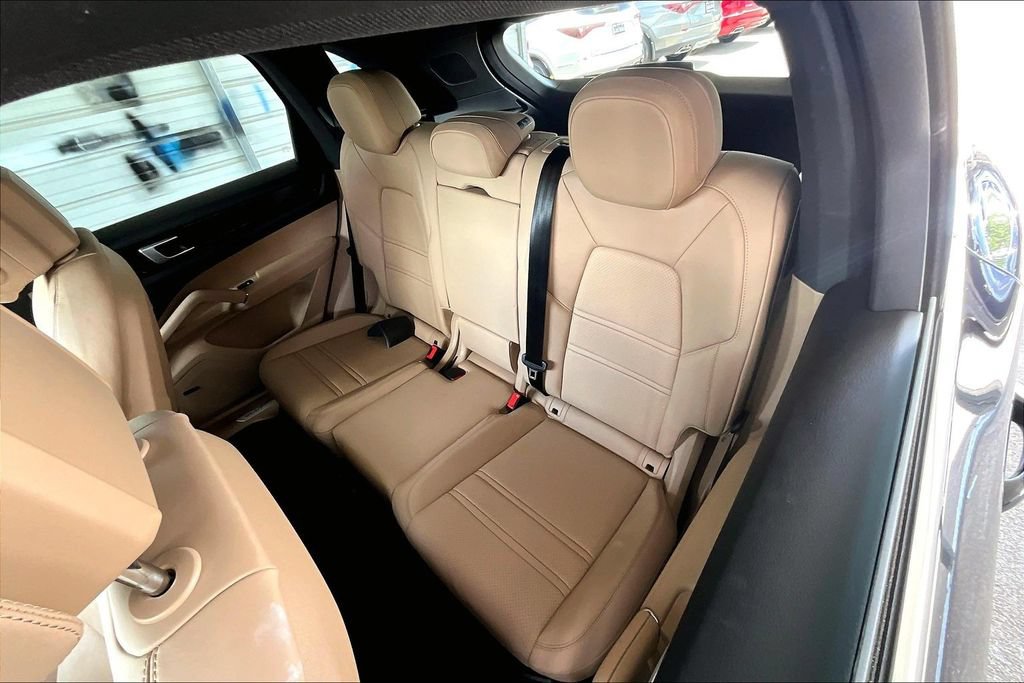 Used 2022 Porsche Cayenne Platinum Edition AWD/4WD image 36