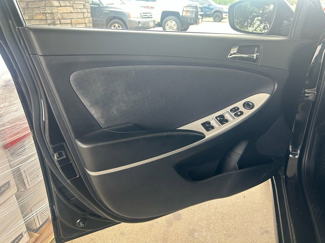 Used 2012 Hyundai Accent SE FWD image 9