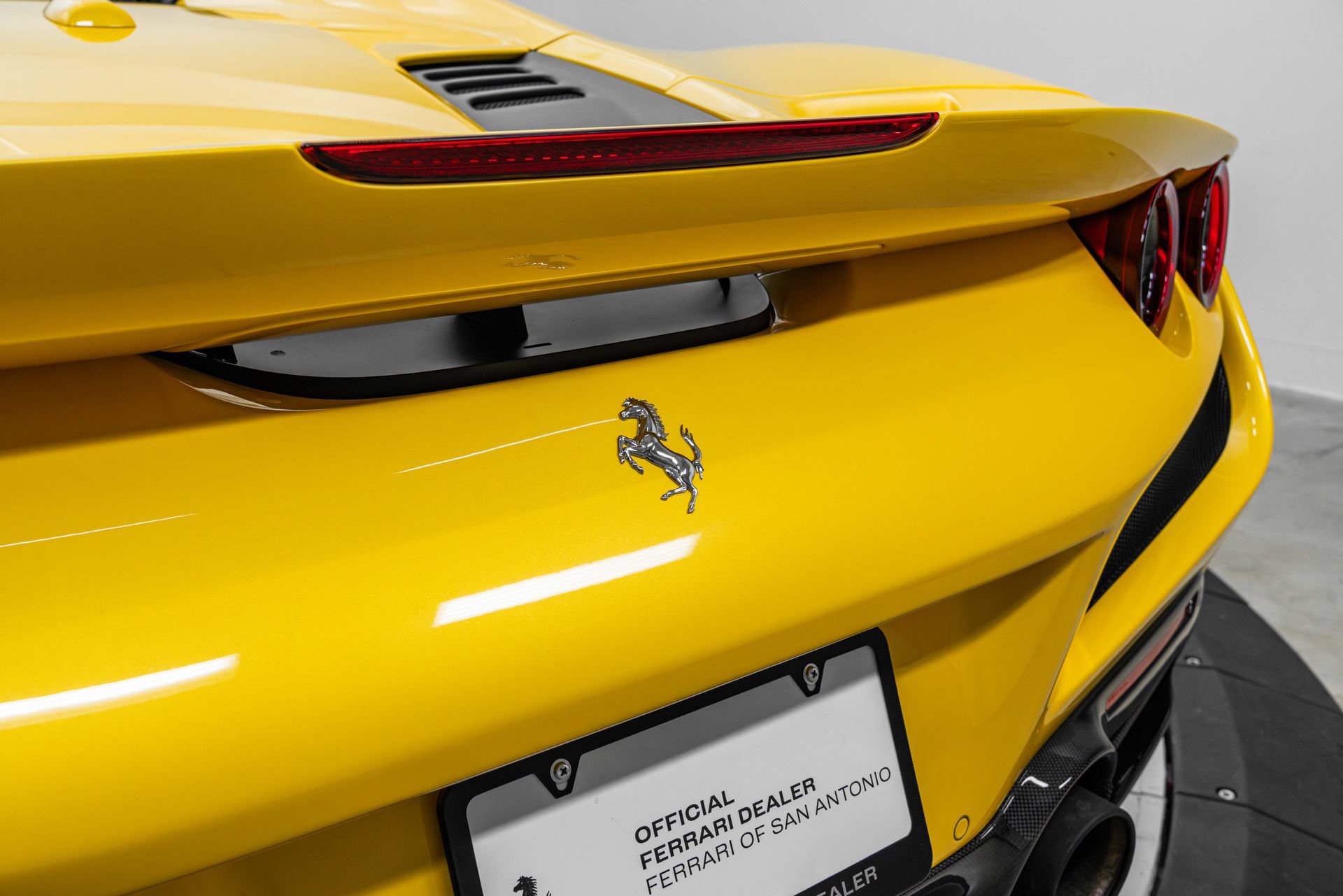 Certified 2022 Ferrari F8 Tributo RWD image 51