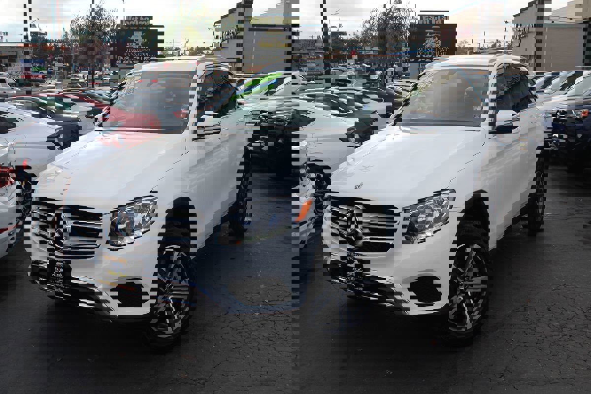 Used 2019 Mercedes-Benz GLC 300 w/ Premium Package image 2