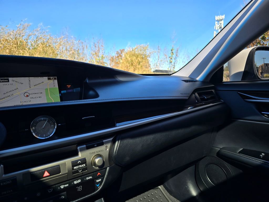 Used 2016 Lexus ES 300h image 41