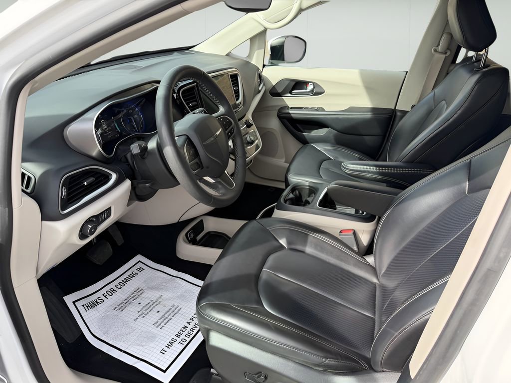 Used 2023 Chrysler Pacifica Touring-L image 13