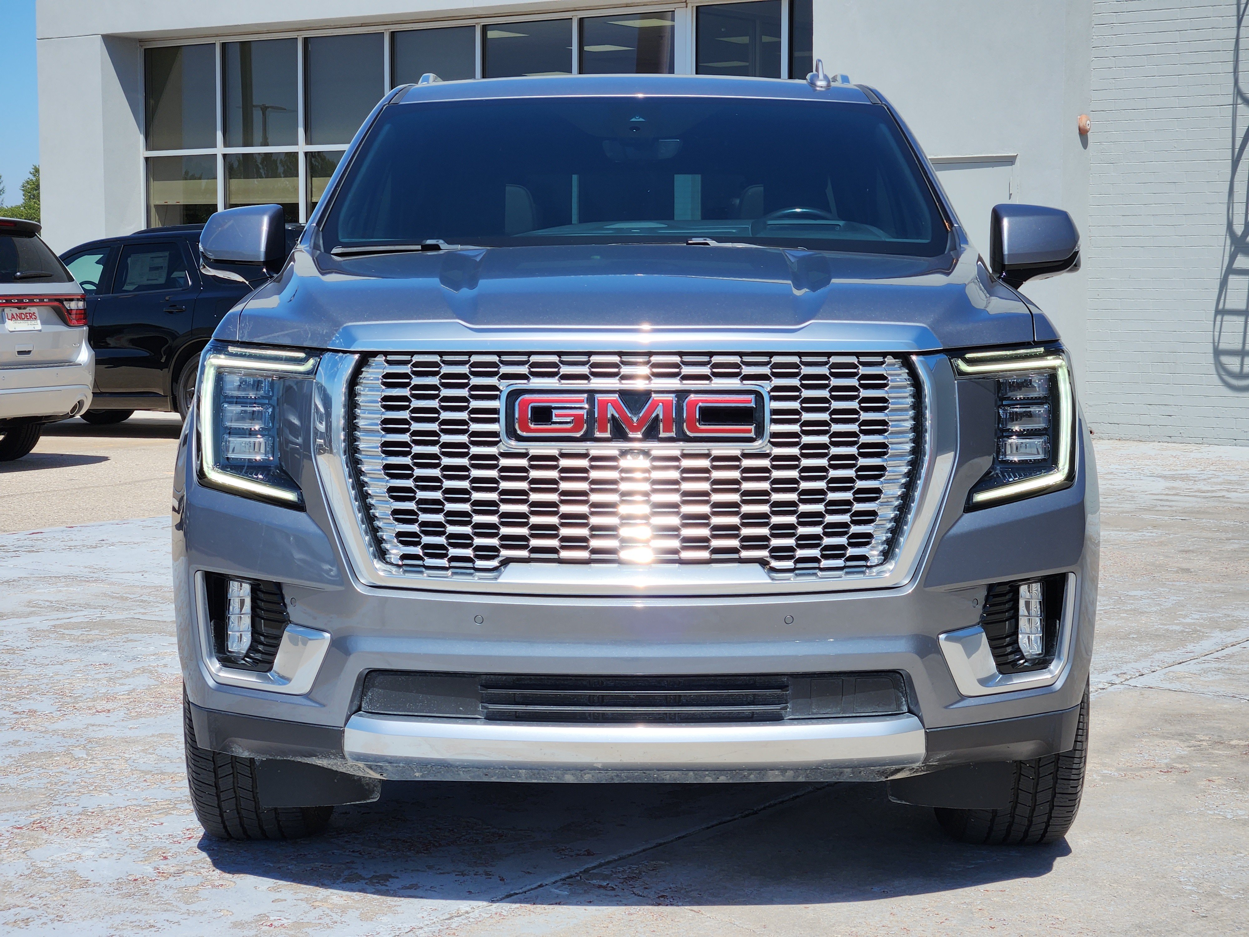 Used 2021 GMC Yukon XL Denali w/ Denali Premium Package AWD/4WD image 3