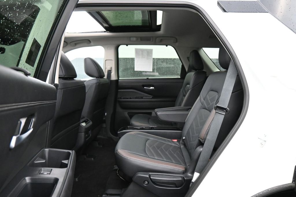 Used 2024 Nissan Pathfinder Platinum FWD image 19