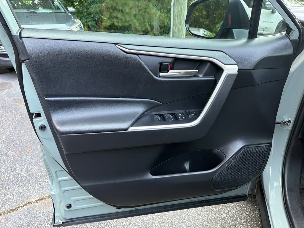 Used 2022 Toyota RAV4 XLE w/ Convenience Package FWD image 10