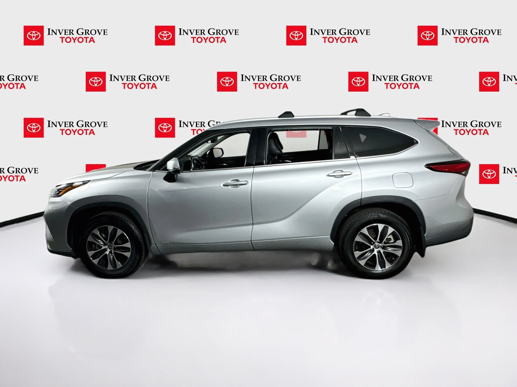 Used 2022 Toyota Highlander XLE AWD/4WD image 8