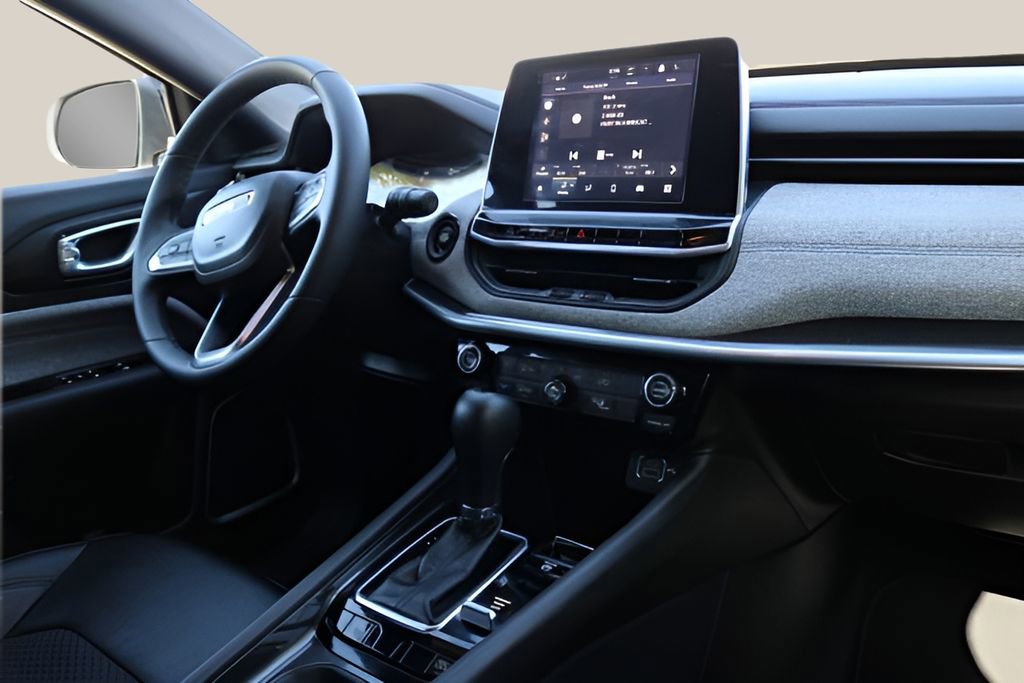 Used 2025 Jeep Compass Latitude image 17