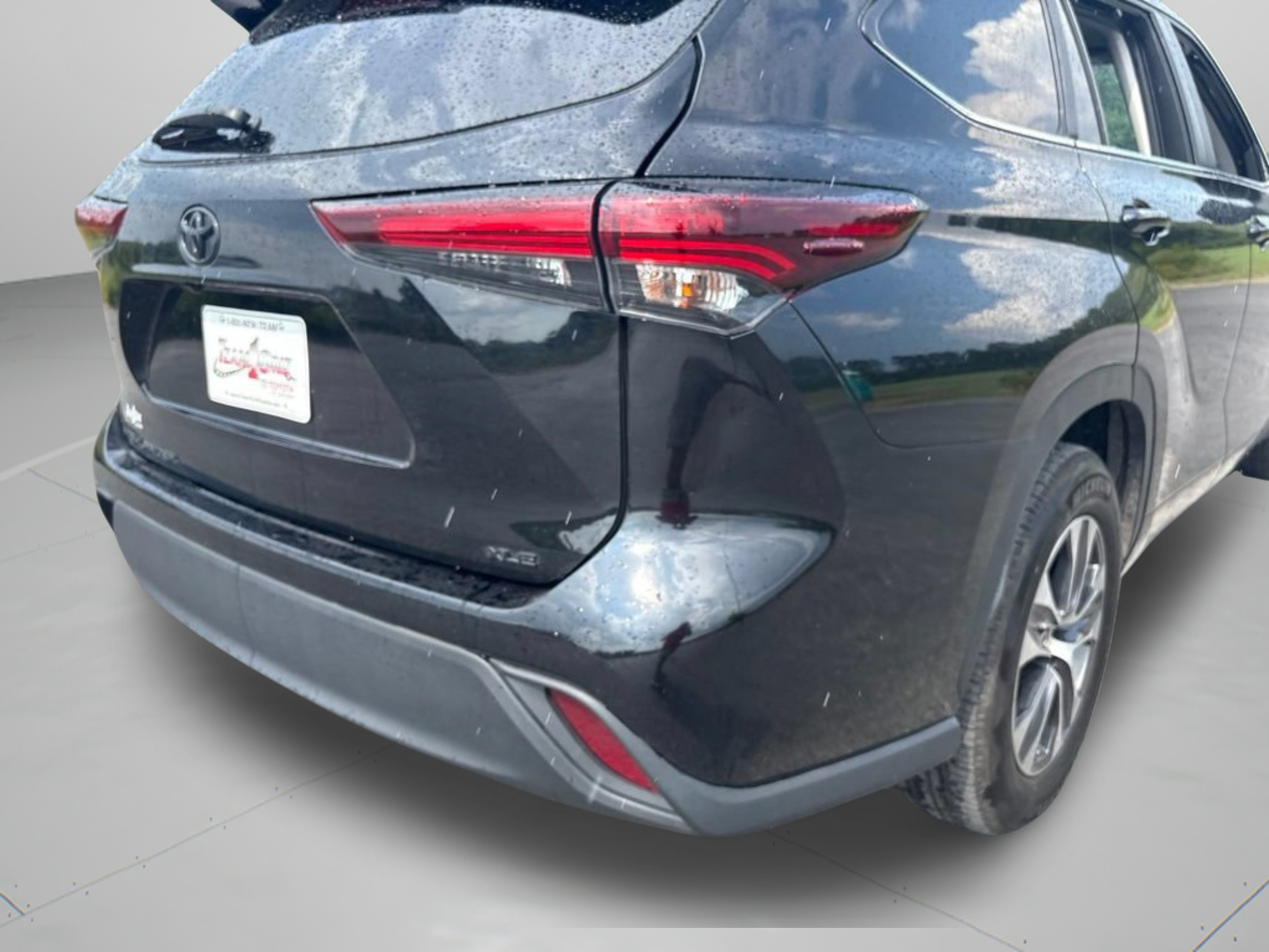 Used 2024 Toyota Highlander XLE FWD image 11