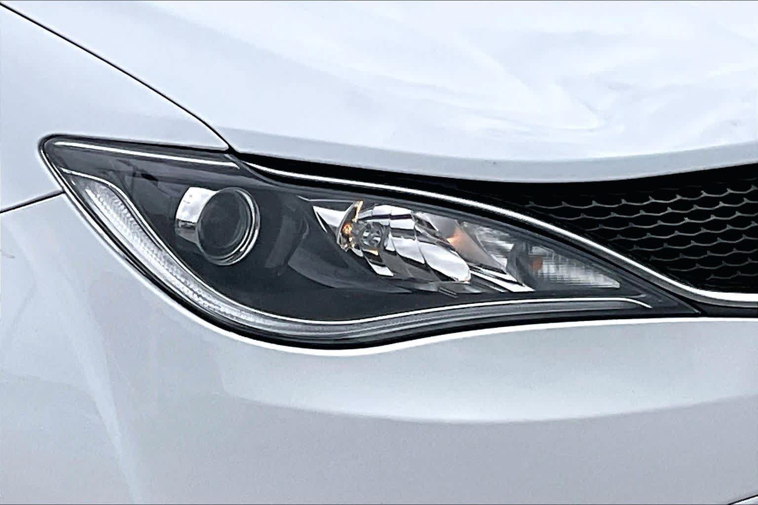 Used 2020 Chrysler Pacifica Touring-L Plus w/ Tire & Wheel Group FWD image 24