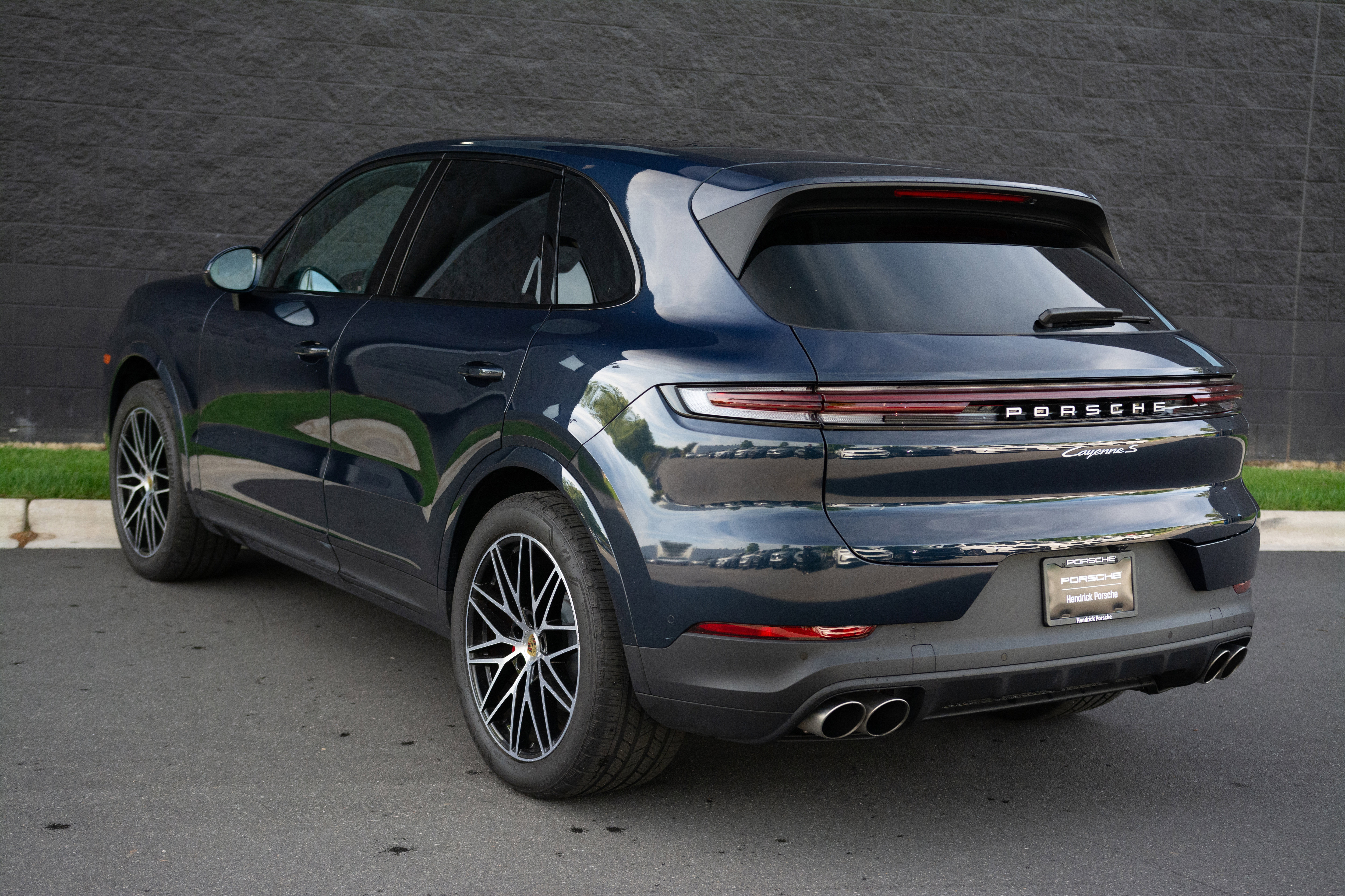 Certified 2025 Porsche Cayenne E-Hybrid image 3