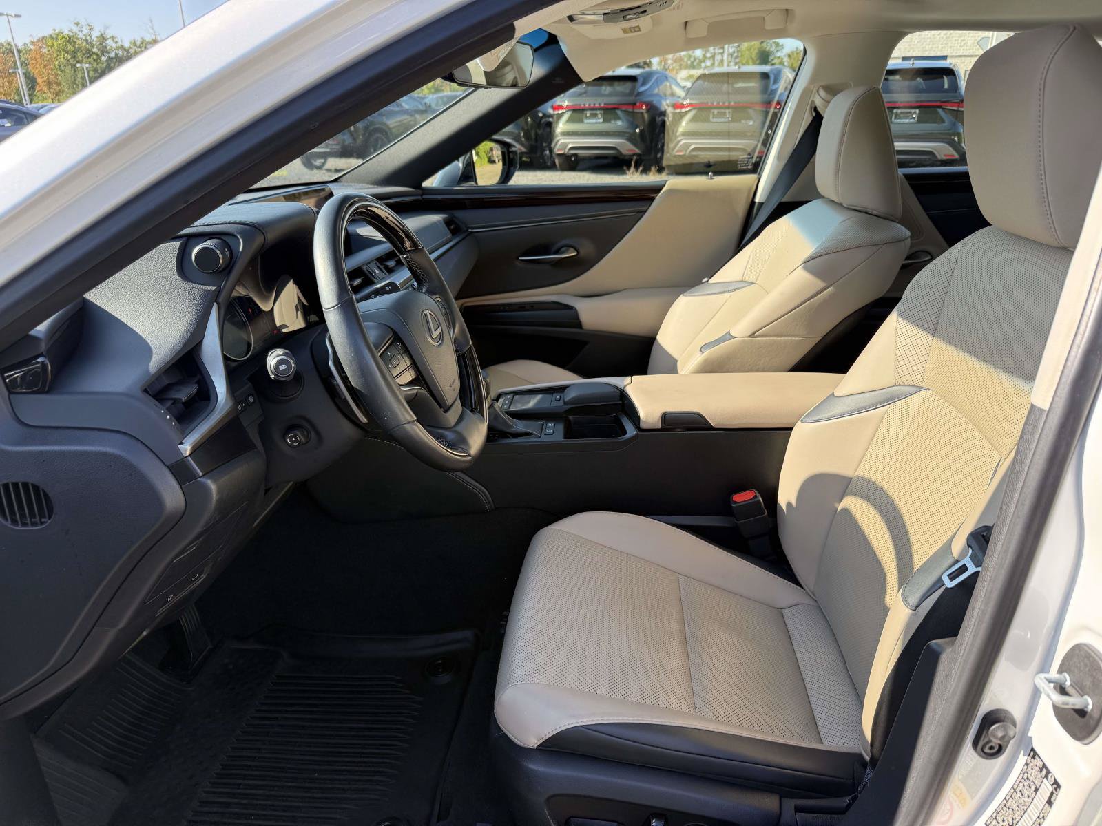 Used 2019 Lexus ES 300h w/ Premium Package FWD image 13