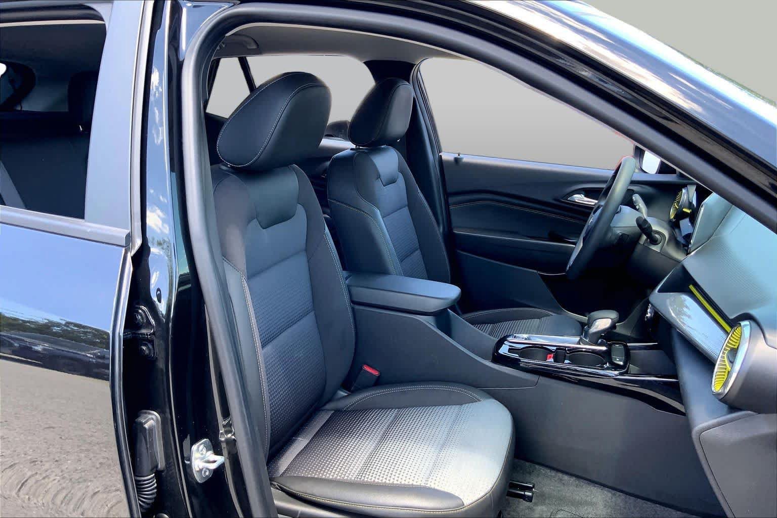 Used 2025 Chevrolet Trax LT FWD image 9