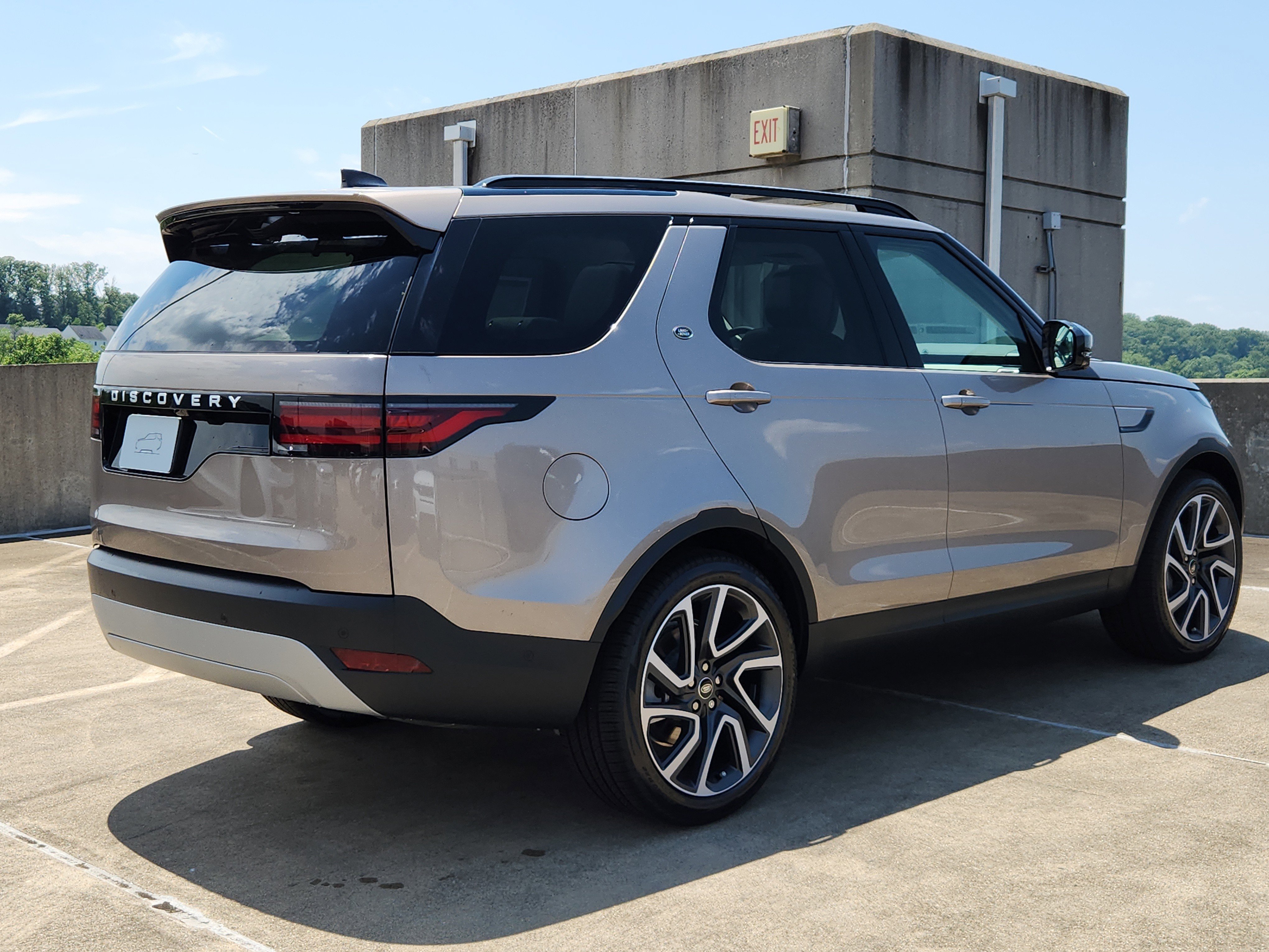 New 2025 Land Rover Discovery S image 2