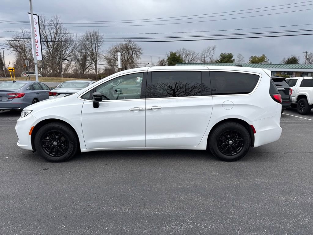 Used 2024 Chrysler Pacifica Touring-L FWD image 6