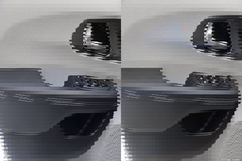 Used 2024 Chrysler Pacifica Touring-L image 15