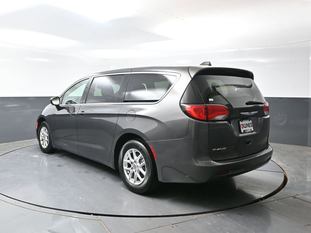 Used 2023 Chrysler Voyager LX FWD image 12