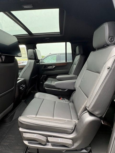 New 2026 GMC Yukon XL Denali w/ Denali Reserve Package AWD/4WD image 17