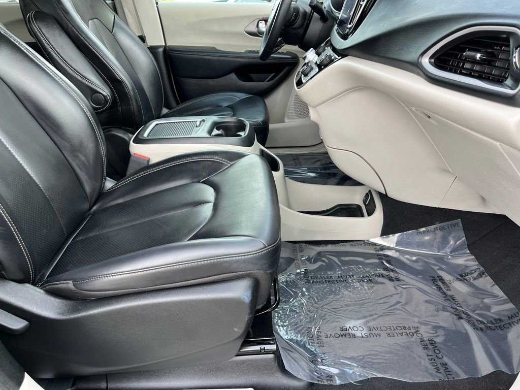 Used 2023 Chrysler Pacifica Touring-L image 23