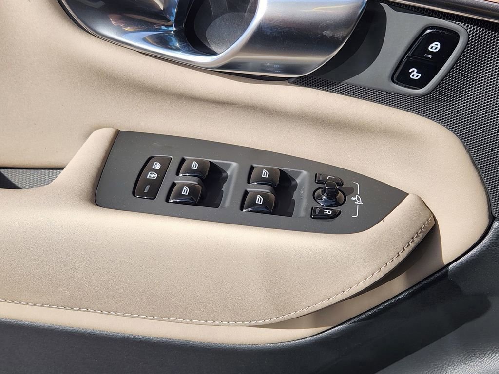 New 2026 Volvo XC90 B6 Plus w/ Protection Package Premier image 4