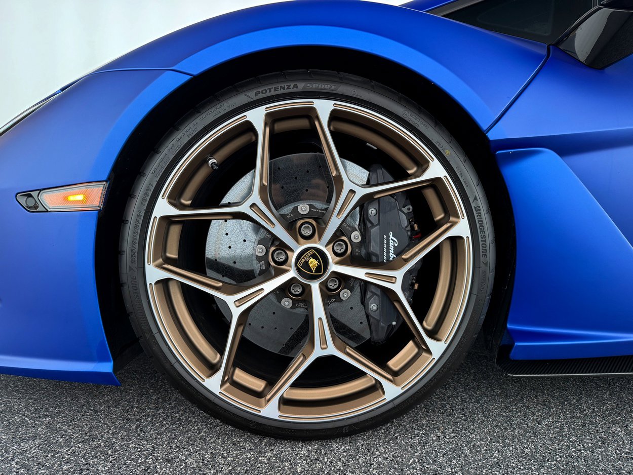 Used 2025 Lamborghini Revuelto image 30