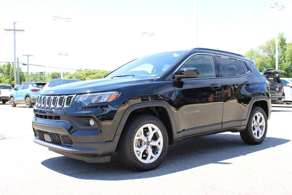 Used 2025 Jeep Compass Latitude AWD/4WD image 6