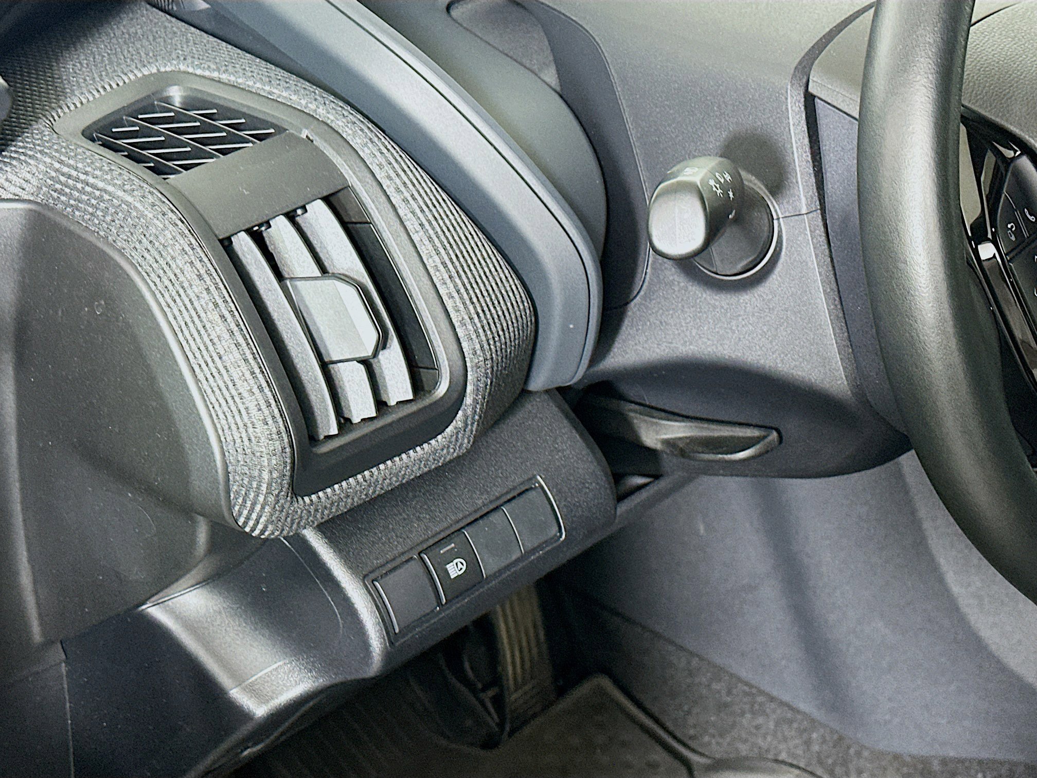 Used 2023 Toyota bZ4X XLE AWD/4WD image 17