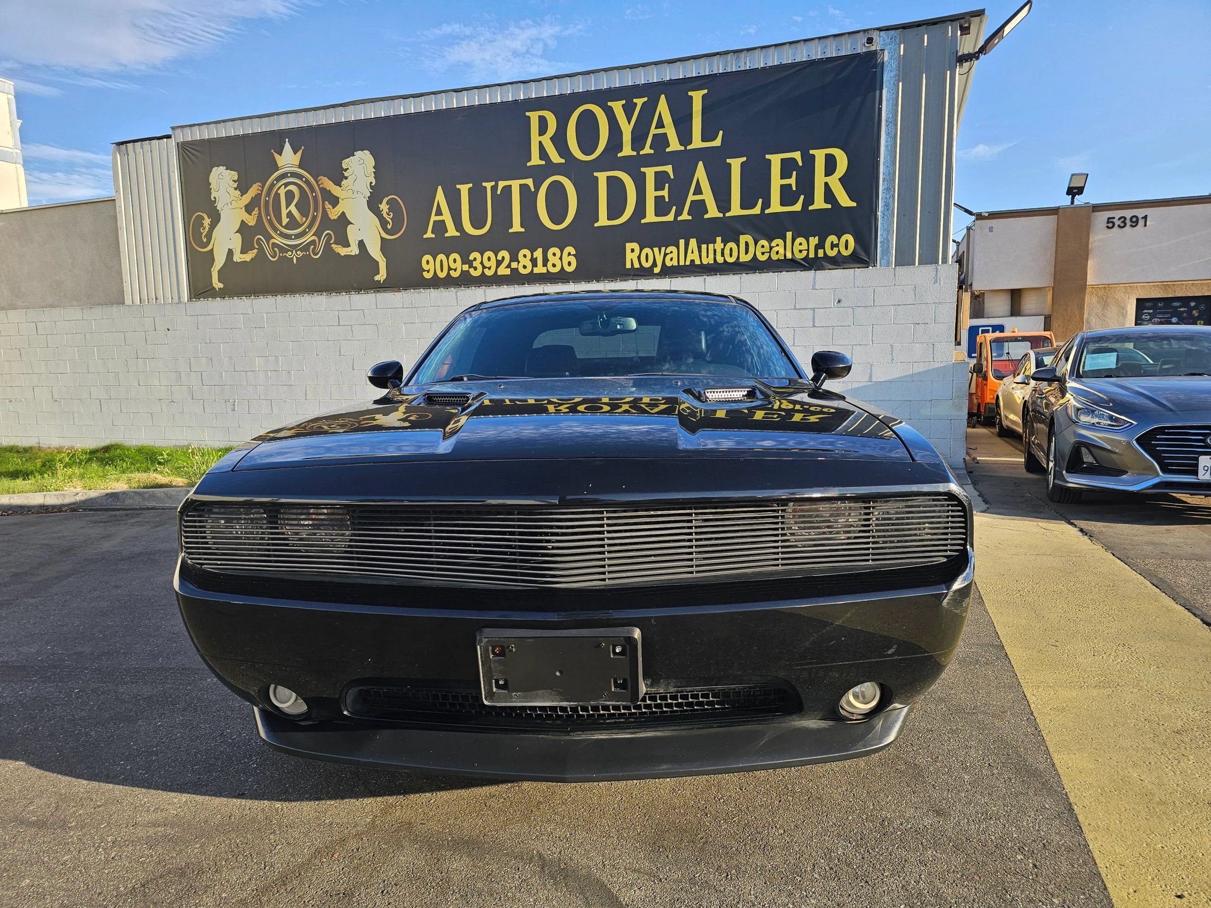 Used 2014 Dodge Challenger SXT RWD image 2