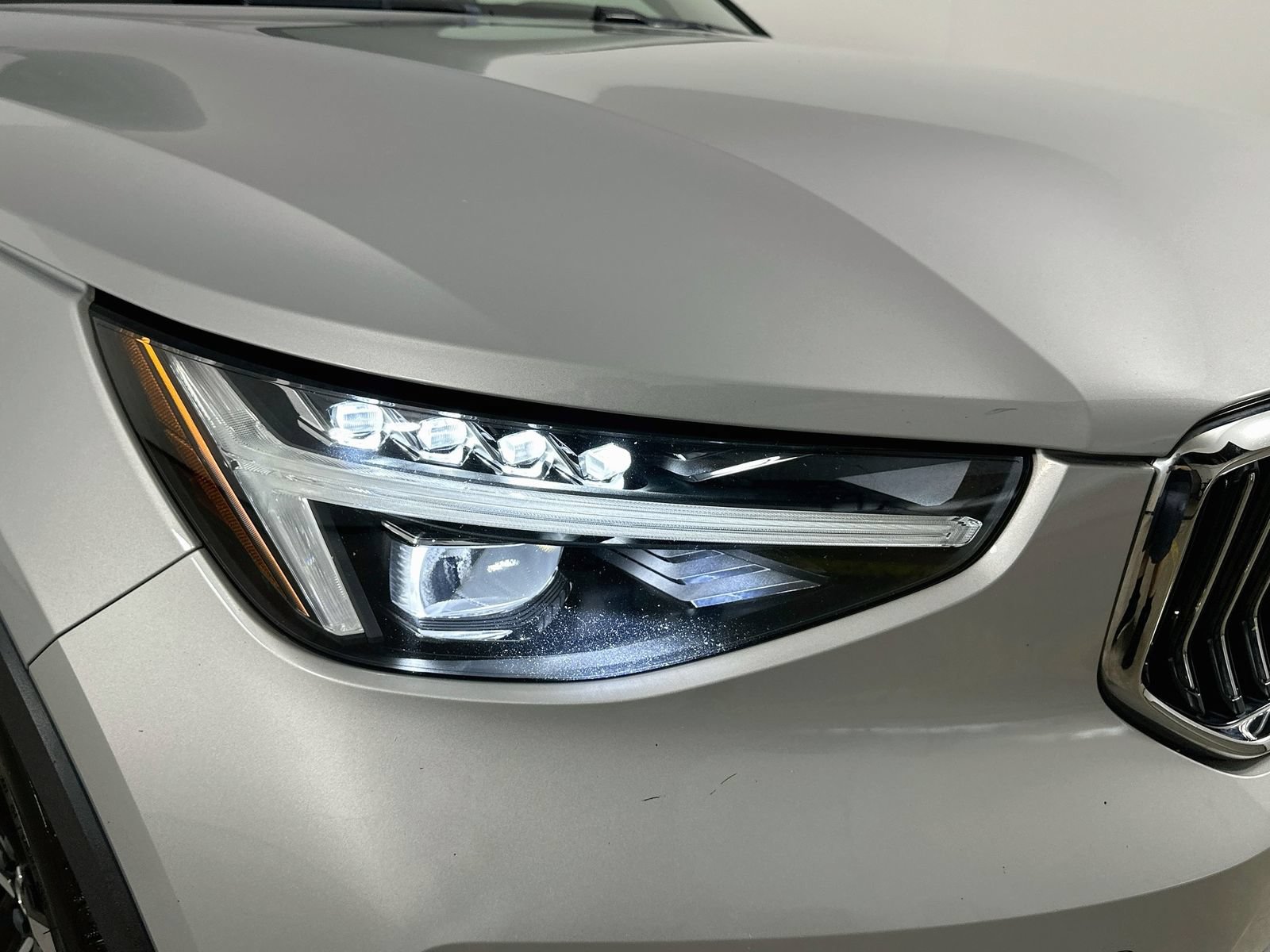 Used 2023 Volvo XC40 B5 Ultimate w/ Protection Package Premier AWD/4WD image 9