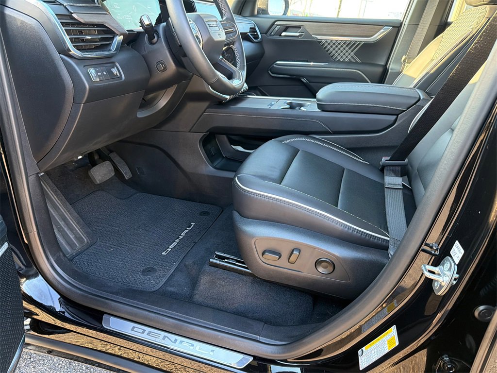 Used 2025 GMC Acadia Denali image 9