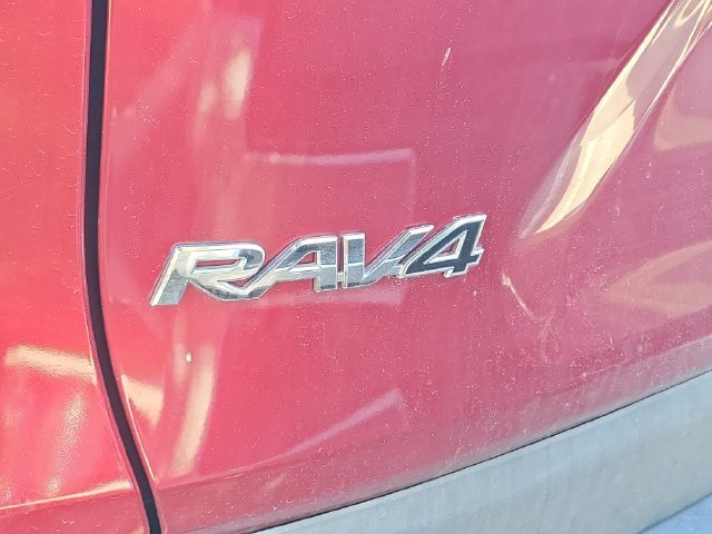 Used 2019 Toyota RAV4 LE FWD image 5
