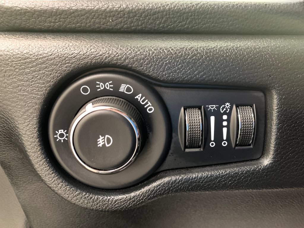 Used 2025 Chrysler Pacifica Limited FWD image 29