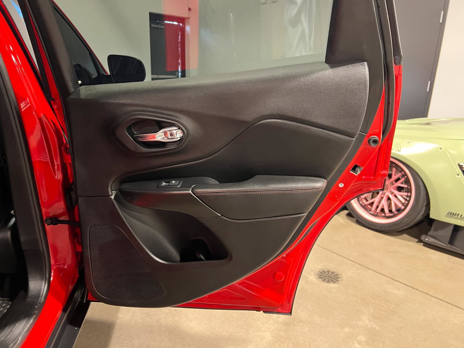 Used 2019 Jeep Cherokee Trailhawk w/ Cold Weather Group image 34