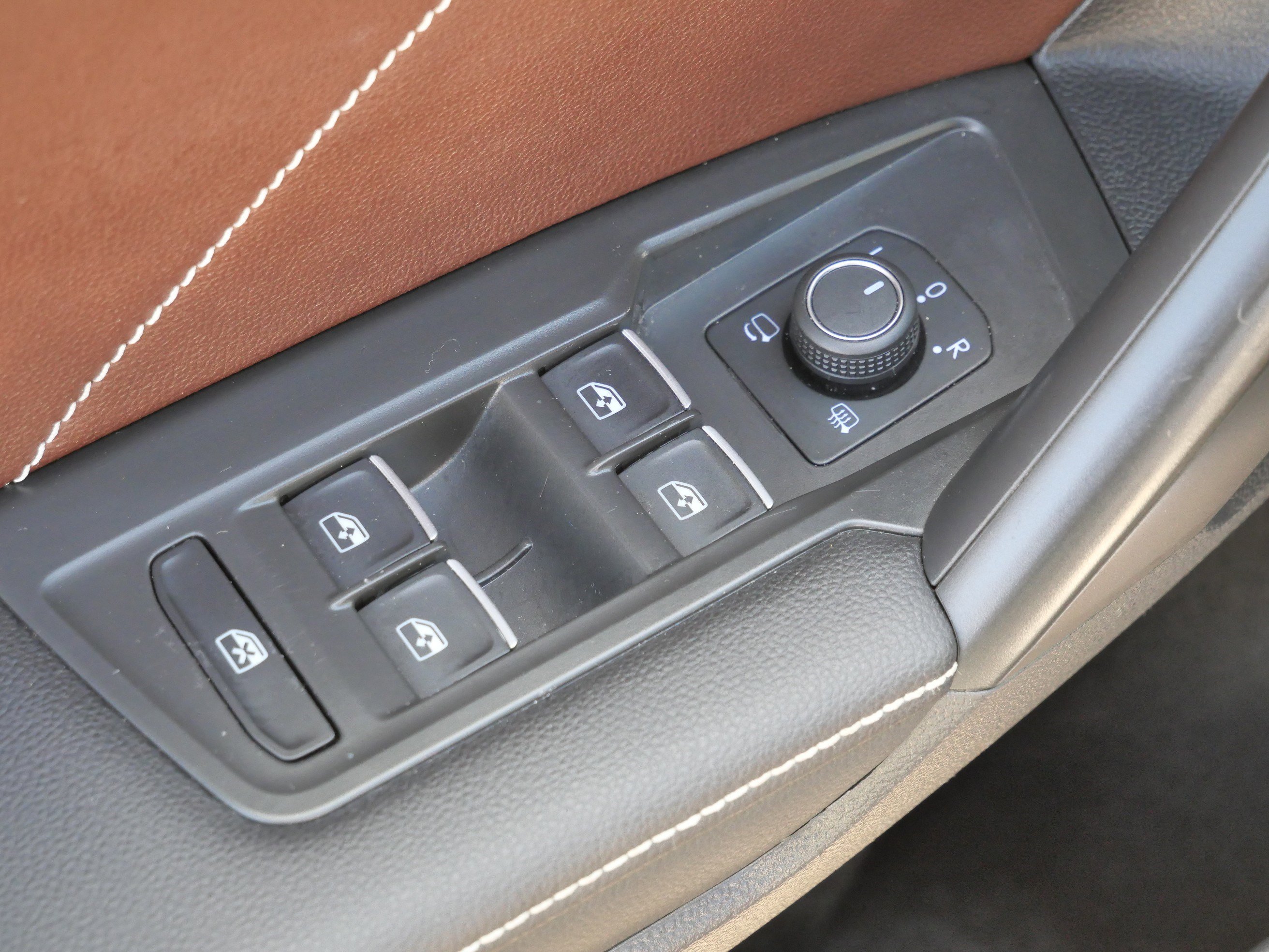 Used 2022 Volkswagen Tiguan SEL R-Line image 19