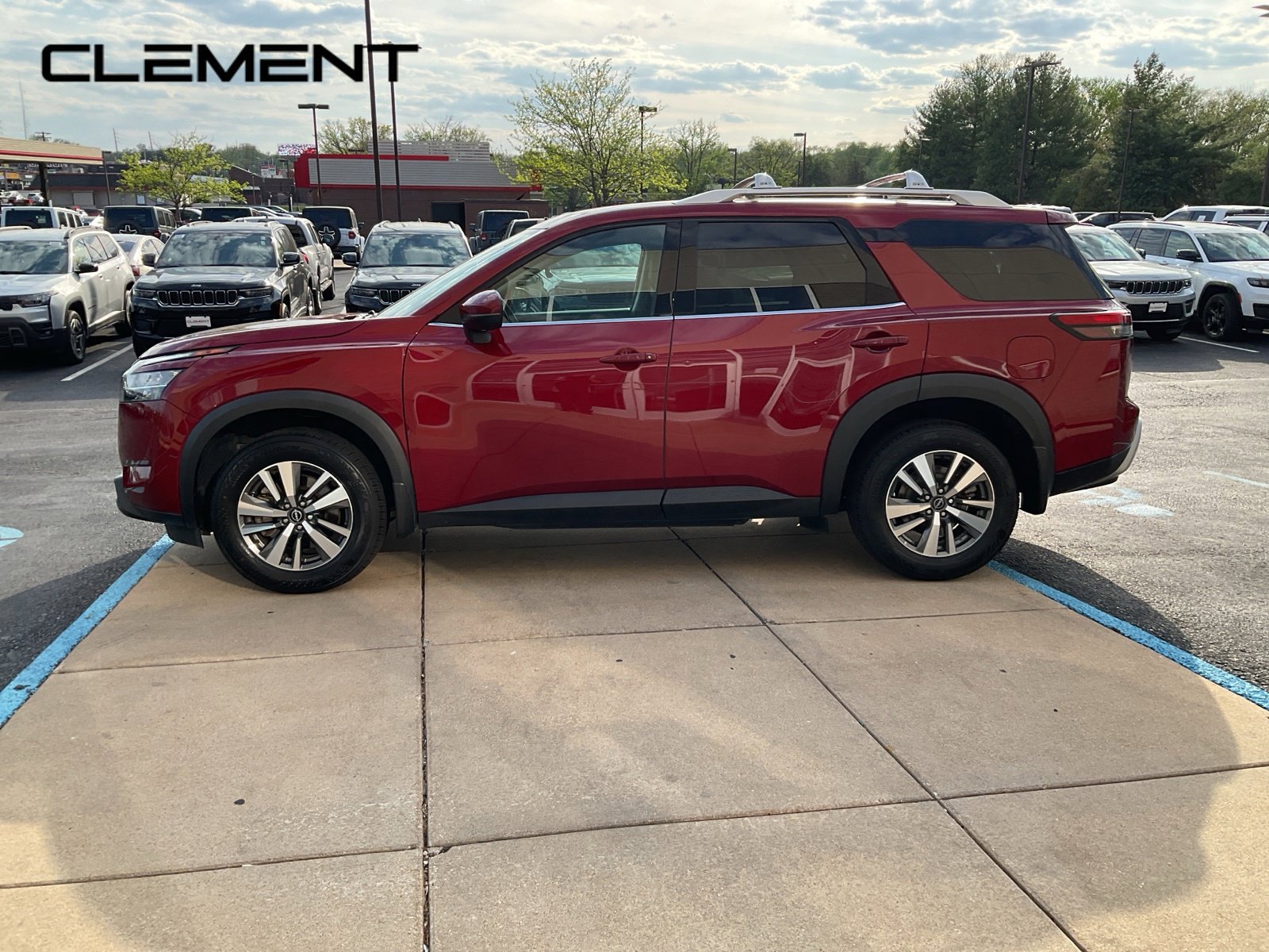 Used 2024 Nissan Pathfinder SL FWD image 2