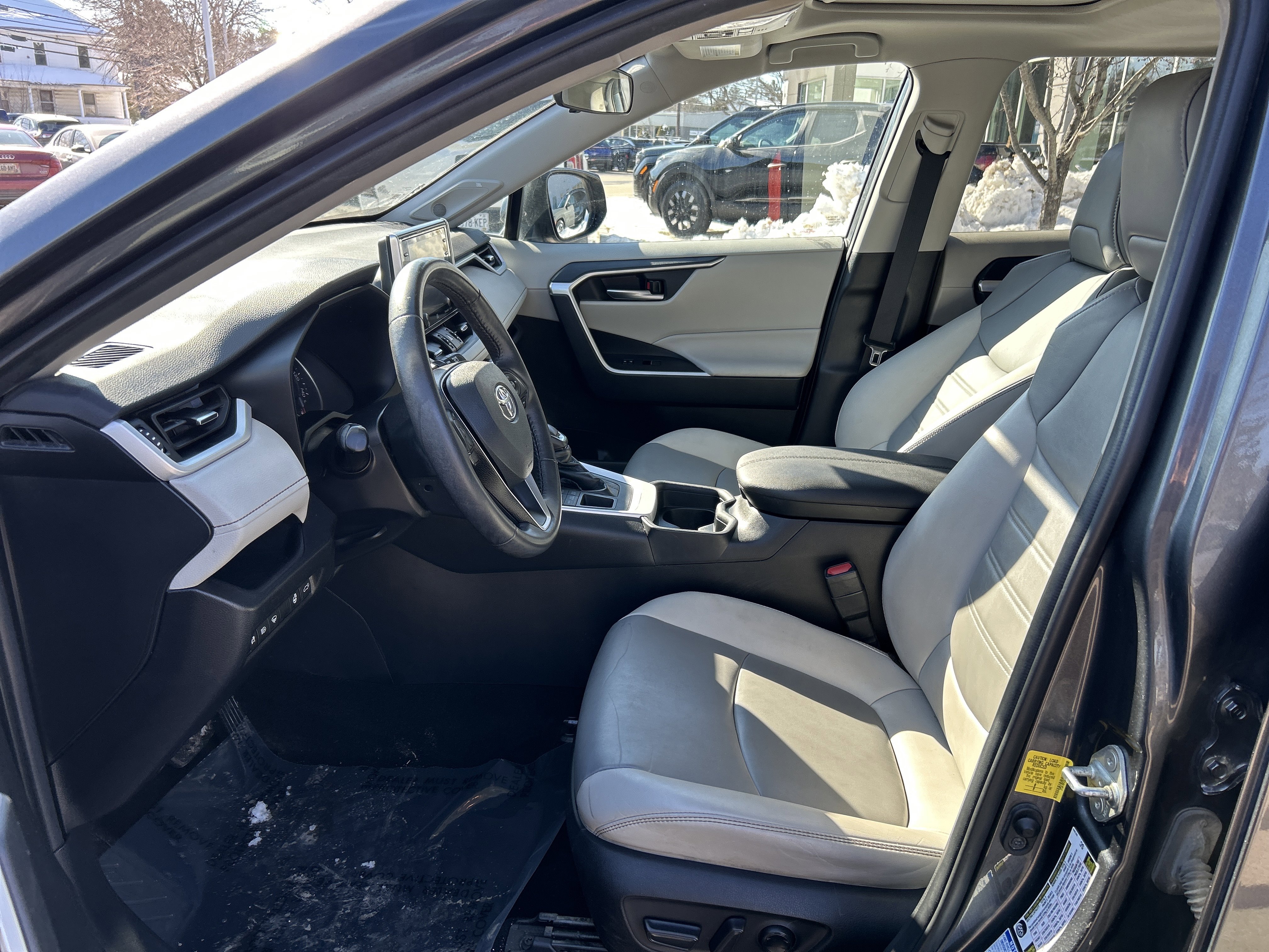 Used 2020 Toyota RAV4 XLE Premium image 14