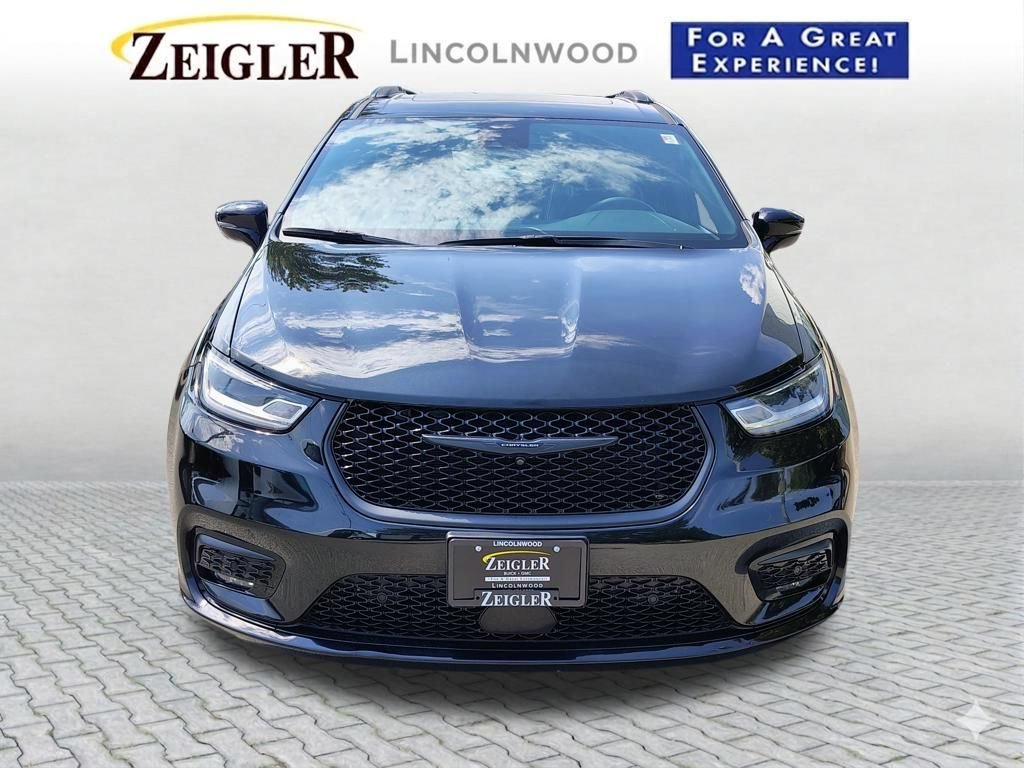 Used 2024 Chrysler Pacifica Premium FWD image 4