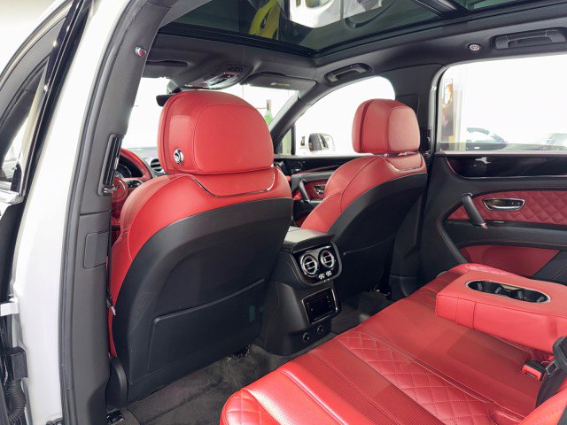 Used 2018 Bentley Bentayga image 11