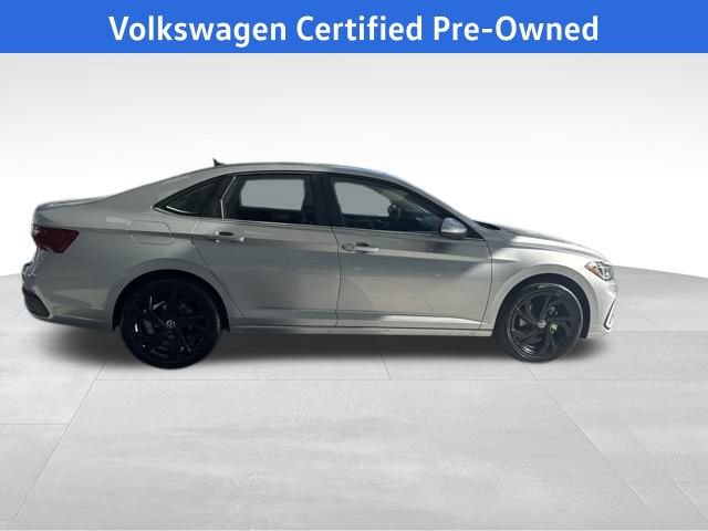 Certified 2025 Volkswagen Jetta SE w/ Sunroof Package image 10