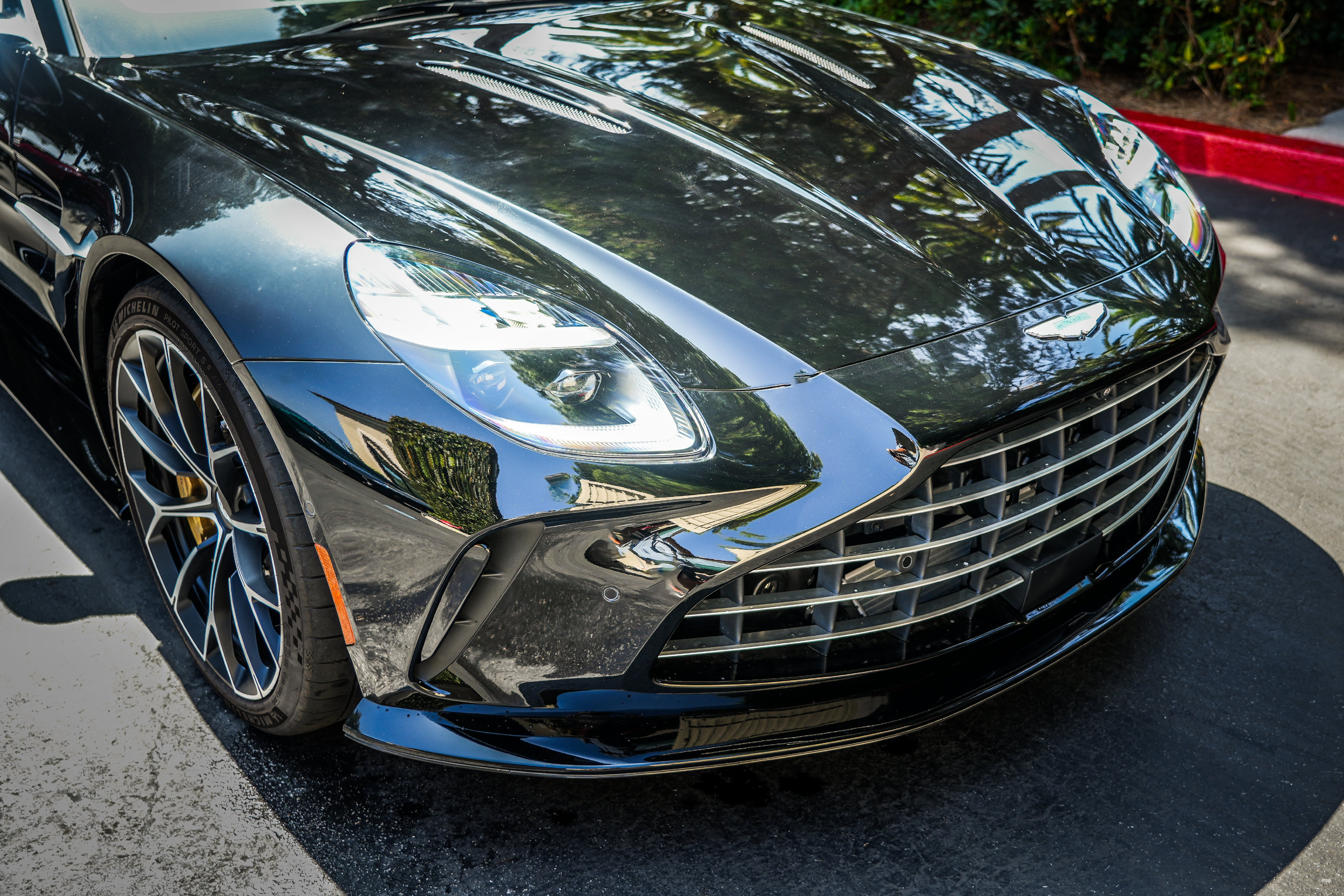 Used 2025 Aston Martin V8 Vantage Coupe RWD image 5