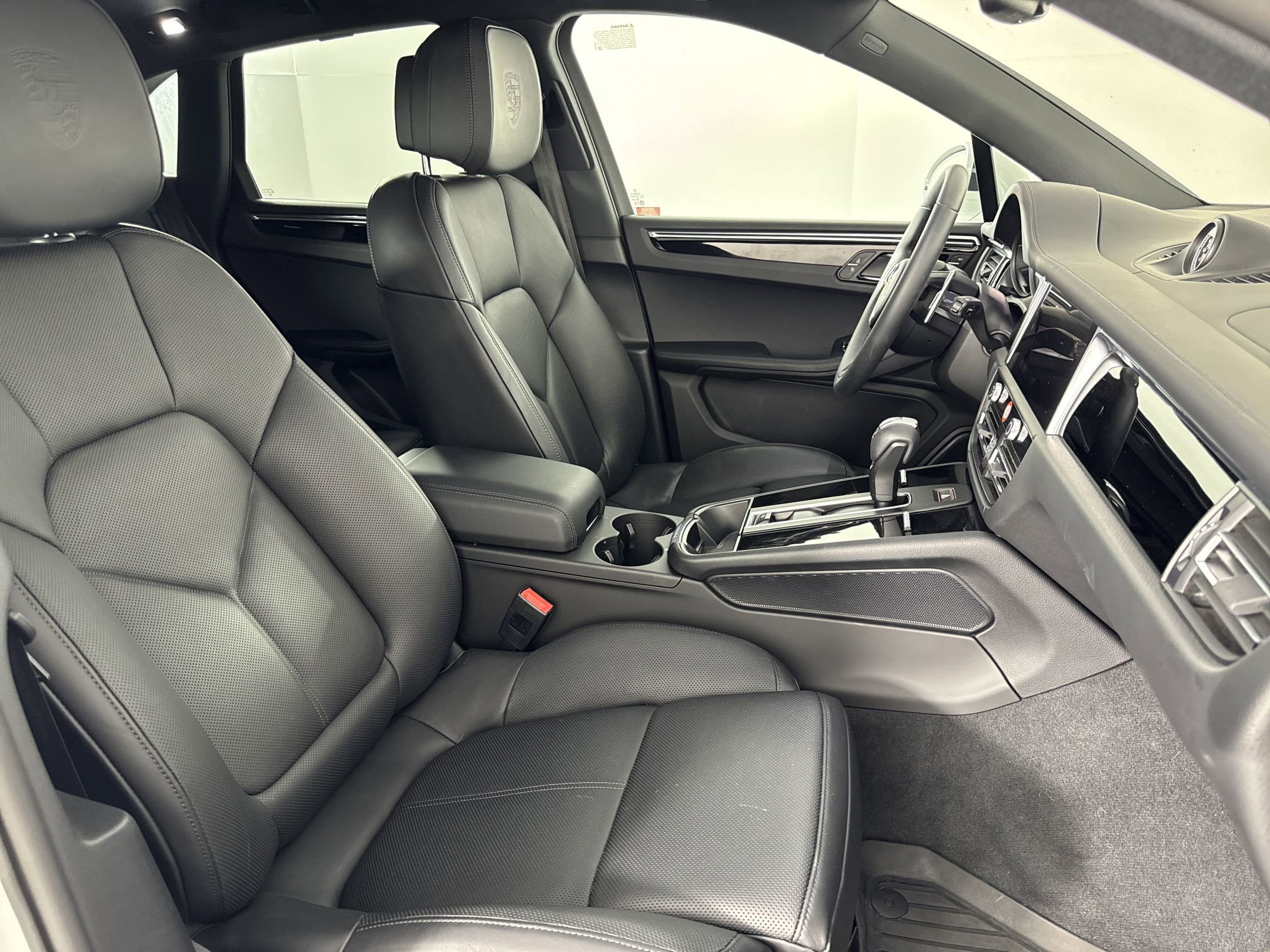 Certified 2025 Porsche Macan image 30