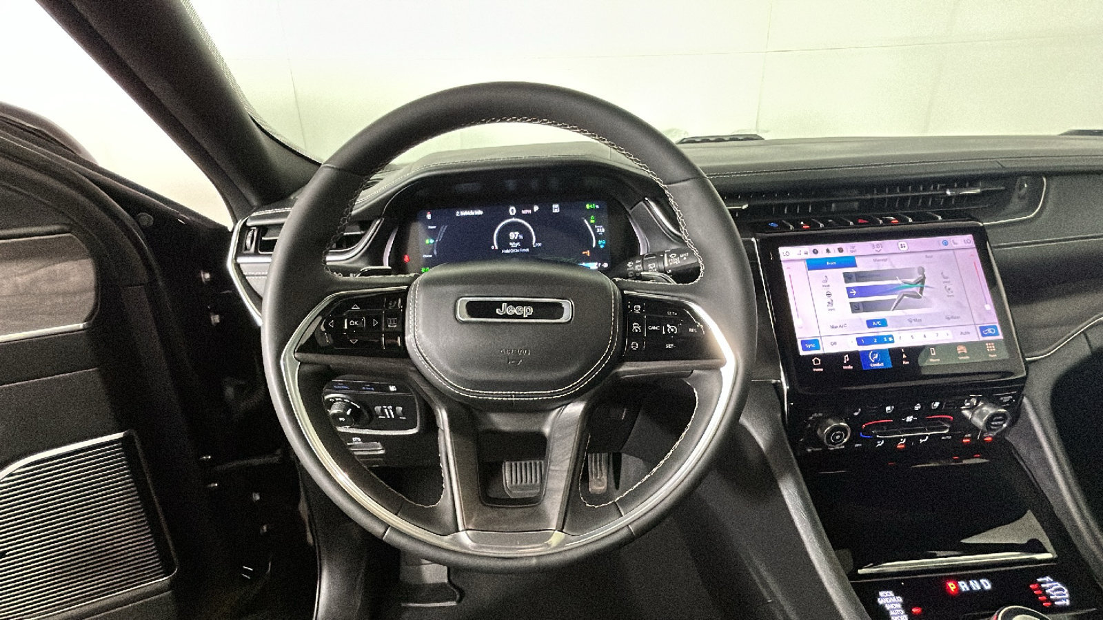 Used 2023 Jeep Grand Cherokee Overland w/ Luxury Tech Group IV AWD/4WD image 17