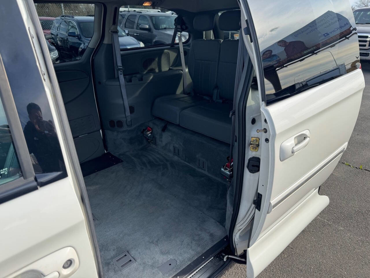 Used 2005 Chrysler Town & Country Touring w/ Leather Interior Group image 8