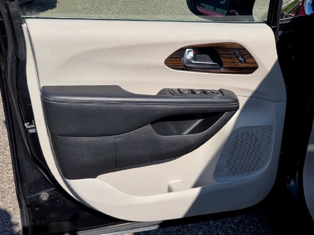 Used 2024 Chrysler Pacifica Limited FWD image 24